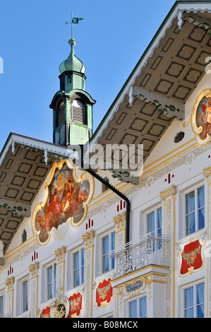 Gebäude-Fassade hell lackiert (Lueftlmalerei) unter Turm und Wetterfahne, Rathaus, Bad Tölz, Bayern, Deutschland Stockfoto