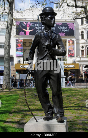 Statue von Charles Chaplin Leicester Square West End London Reich Kino und Casino über Stockfoto