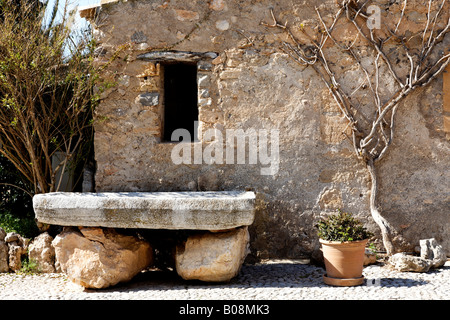 Rock Bank vor einem alten Steinhaus, Canyamel, Mallorca, Balearen, Spanien Stockfoto