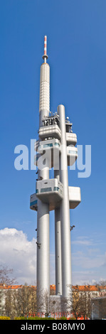 Ein 3 Bild Panorama Masche des Žižkov Fernsehturm in Prag. Stockfoto