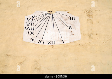 Sonnenuhr an der Wand, Benissiva, Valles De La Marina, Denia, Alicante, Costa Blanca, Spanien Stockfoto