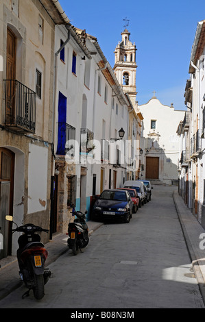 Schmale Straße führt zu einer Kirche in der Altstadt von Benissiva, Valles De La Marina, Denia, Alicante, Costa Blanca, Spanien Stockfoto