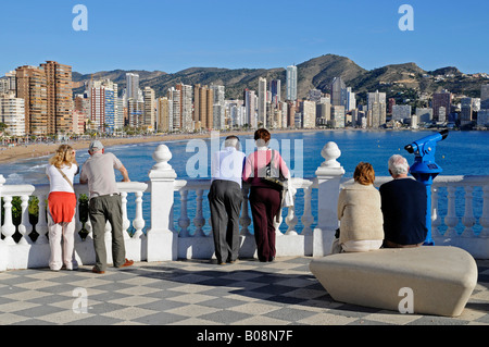 Touristen auf dem Balkon von der mediterranen Aussichtspunkt mit Blick auf Playa de Levante Strand und Hochhäuser, Benidorm, Alic Stockfoto