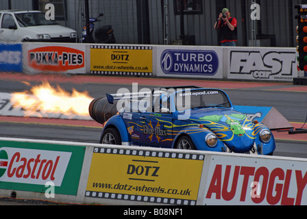 Ein Jet-Triebwerken VW Käfer bekannt als "Blue Max" auf Santa Pod Rennstrecke, Northamptonshire, England. Stockfoto