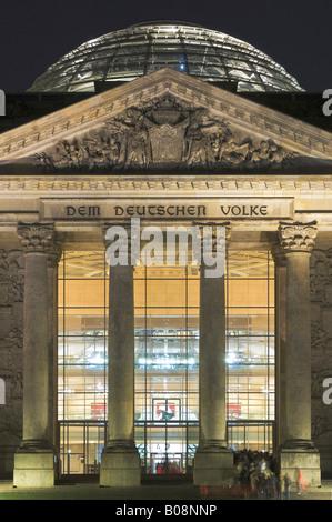 Reichstagsgebäude (Bundestag) bei Nacht, Berlin, Deutschland Stockfoto