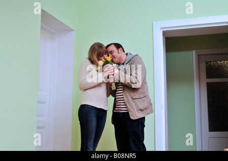 Freund seine Freundin mit gelben Blumen Gruß Stockfoto