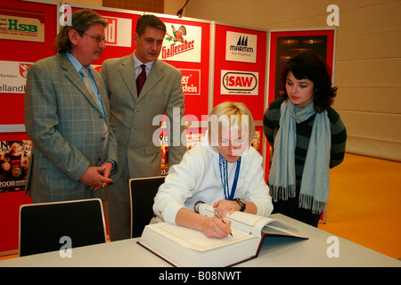 Natascha Ragosina, sieben Mal Weltmeister Boxer, Eintragung in das Goldene Buch der Stadt Barleben nach ihrer offiziellen w Stockfoto