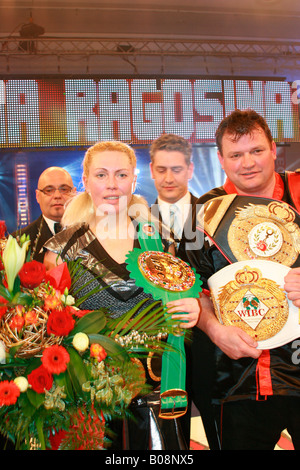 Natascha Ragosina und Ecke Mann Joerg Hohmann präsentieren ihren siebten WM-Titel-Gürtel im super-Mittelgewicht Boxen nach beati Stockfoto