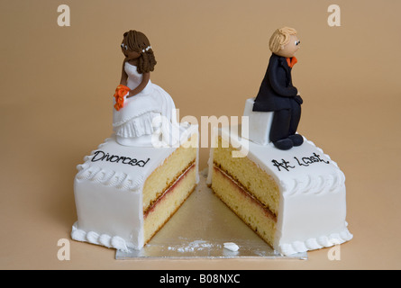 Hochzeitstorte mit geschiedenes Paar Rücken an Rücken gebrochen Stockfoto