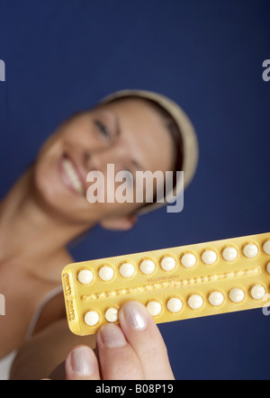 junge nette Frau mit einem Blister mit Pillen Stockfoto