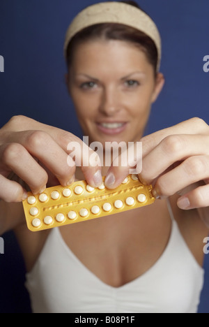 junge nette Frau mit einem Blister mit Pillen Stockfoto