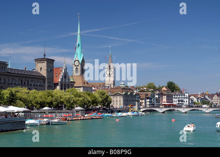 Blick über die Limmat Fraumünster und St. Peter Kirche in der Schweiz, Zürich Stockfoto