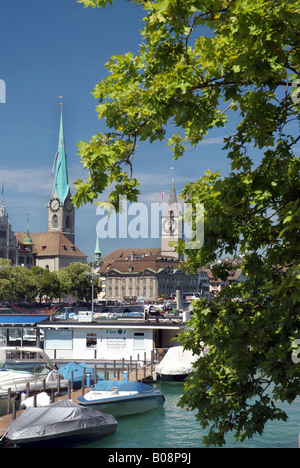 Blick über die Limmat Fraumünster und St. Peter Kirche in der Schweiz, Zürich Stockfoto