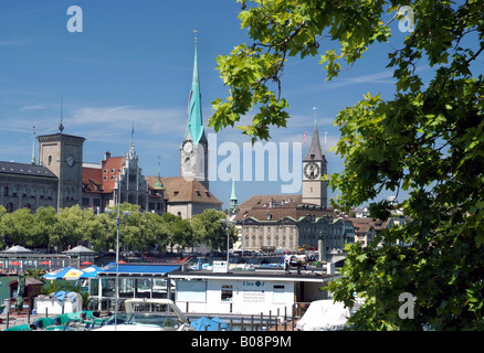 Blick über die Limmat Fraumünster und St. Peter Kirche in der Schweiz, Zürich Stockfoto