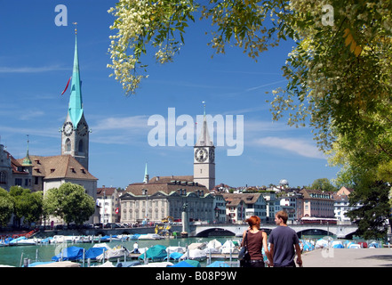 Blick über die Limmat Fraumünster und St. Peter Kirche in der Schweiz, Zürich Stockfoto