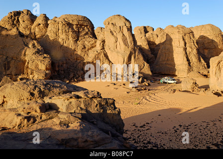 Campingplatz in El Ghessour, Tassili du Hoggar, Wilaya Tamanrasset, Algerien, Sahara, Nordafrika Stockfoto