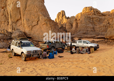 Campingplatz in El Ghessour, Tassili du Hoggar, Wilaya Tamanrasset, Algerien, Sahara, Nordafrika Stockfoto