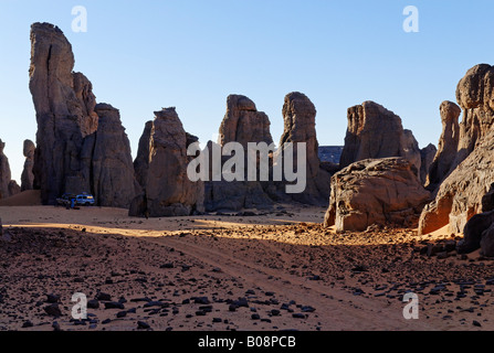 Campingplatz in El Ghessour, Tassili du Hoggar, Wilaya Tamanrasset, Algerien, Sahara, Nordafrika Stockfoto