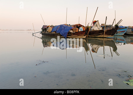 Boote auf dem Irrawaddy oder Ayeyarwady Fluss, Kachin-Staat, Myanmar (Birma), Südost-Asien Stockfoto