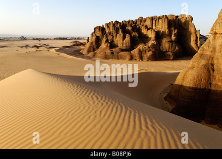 Felsformation in der Wüste am Tin Akachaker, Tassili du Hoggar, Wilaya Tamanrasset, Algerien, Sahara, Afrika Stockfoto