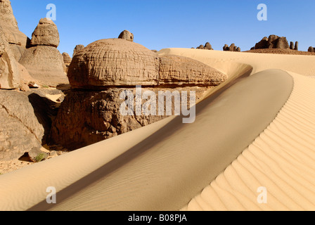 Felsformation in der Wüste am Tin Akachaker, Tassili du Hoggar, Wilaya Tamanrasset, Algerien, Sahara, Afrika Stockfoto