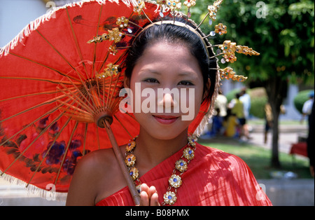 Junge Thai-Mädchen vor dem Arun Tempel (Wat Arun) stehen, tragen Tracht, Bangkok, Thailand, Südostasien Stockfoto