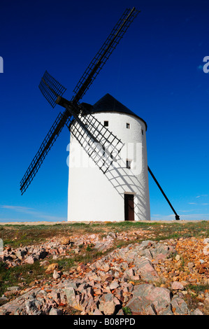 Windmühle auf dem Cerro de San Antón in der Nähe von Alcázar de San Juan, Region Kastilien-La Mancha, Spanien Stockfoto