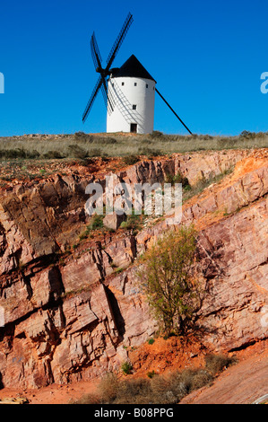 Windmühle auf dem Cerro de San Antón in der Nähe von Alcázar de San Juan, Region Kastilien-La Mancha, Spanien Stockfoto