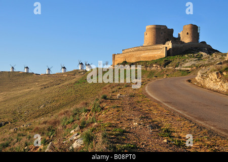 Burg und Windmühlen, Consuegra, Region Castilla-La Mancha, Spanien Stockfoto