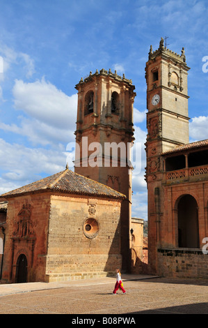 Kirche erhebt sich Torres del Tardón und De La Trinidad, Alcaraz, Provinz Albacete, Spanien Stockfoto