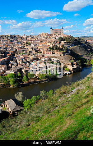 Blick über den Fluss Tajo auf die Altstadt von Toledo, Spanien Stockfoto
