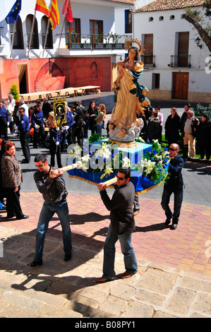 Männer mit einer Statue der Jungfrau Maria, Semana Santa, die Karwoche Prozession in La Nucia, Costa Blanca, Spanien Stockfoto