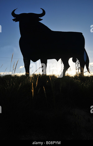 Toro de Osborne Osborne Stier bei Sonnenuntergang, in der Nähe von Benidorm, Costa Blanca, Spanien Stockfoto