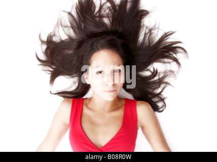 junge attraktive Frau mit langen braunen Haaren Stockfoto
