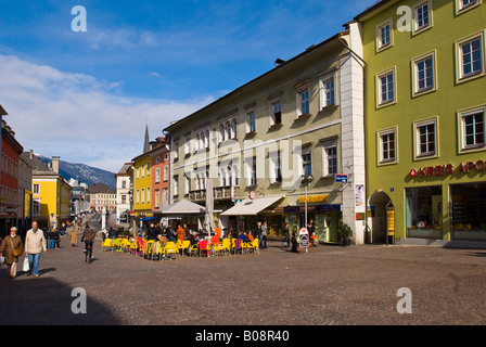 Straßencafé auf dem Hauptplatz in Villach, Kärnten, Österreich Stockfoto