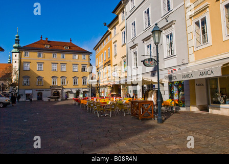 Café im Freien auf der gepflasterten Altstädter Ring umgeben von schönen alten Gebäuden und reich verzierte Straßenlaternen in Klagenfurt, Carint Stockfoto