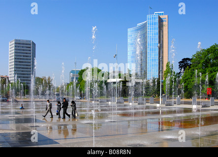 Trick-Brunnen auf dem Platz der Nationen, Ort des Nationen in Genf, ITU Sitz (links), WIPO, UPOV Gebäude auf der ri Stockfoto