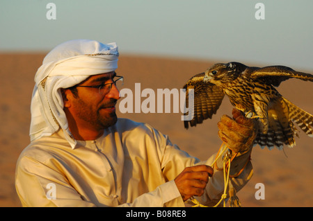 Falkner halten ein Gerfalke Gerfalken (Falco Rusticolus), Dubai, Vereinigte Arabische Emirate, Vereinigte Arabische Emirate, Naher Osten Stockfoto