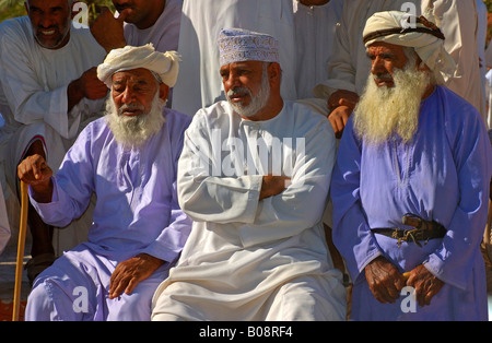 Drei omanischen Männer tragen traditionelle Dishdashi oder Thawb Gewänder, Kleidung, naher Nizwa, Oman, Osten Stockfoto