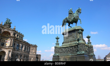 König-Johann-Denkmal, King John Memorial vor der Semperoper Opernhaus, Dresden, Sachsen, Deutschland Stockfoto