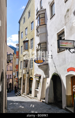 Gepflasterte Gasse zwischen alten Gebäuden in der Altstadt von Hall, Tirol, Österreich, Europa Stockfoto