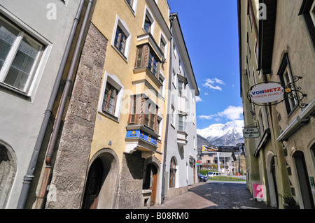 Gepflasterte Gasse in der Altstadt von Hall, Tirol, Österreich Stockfoto