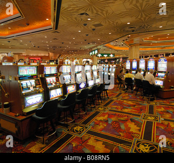 Spieler sitzen vor Spielautomaten in einem Casino in Las Vegas, Nevada, USA Stockfoto