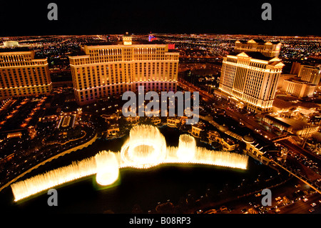 Nächtliche Luftaufnahme des Brunnens vor dem Bellagio und Caesars Palace Hotels und Casinos, Las Vegas, Nevada, USA Stockfoto