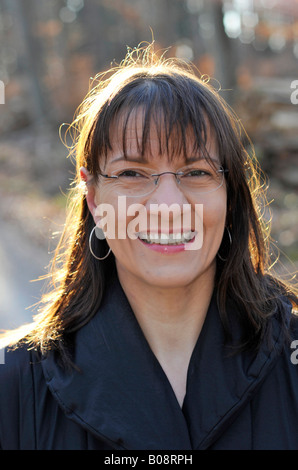 Porträt einer lächelnden, 40 Jahre alte Frau Stockfoto