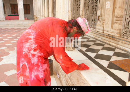 Beten am Schrein, Scheich Medimir Niazi während seiner Hochzeit, Sufi-Schrein, Bareilly, Uttar Pradesh, Indien, Asien Stockfoto