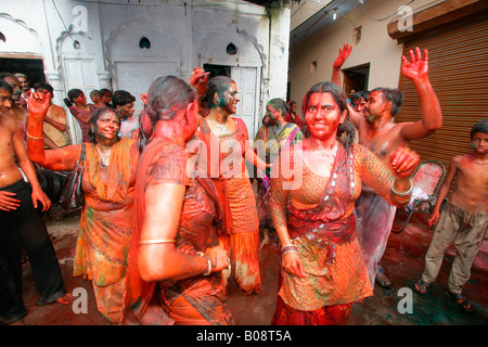 Tänzer während einer Hochzeit, Sufi-Schrein, Bareilly, Uttar Pradesh, Indien, Asien Stockfoto