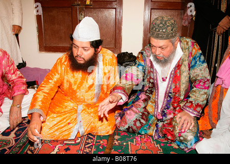 Hazrat Shah Mohammed Hasnain Hasnis Mian Sahib Niazi und sein Sohn Scheich Medimir Naizi während einer Hochzeit, Sufi-Schrein, Bareilly, Ut Stockfoto