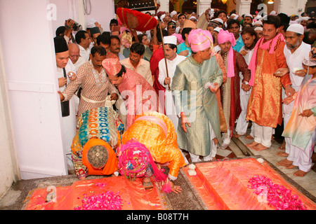 Scheich Medimir Naizi beten vor einem Grab seiner Ahnen während einer Hochzeit, Sufi-Schrein, Bareilly, Uttar Pradesh, Indien, Stockfoto