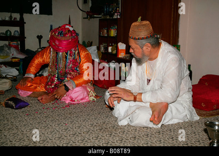 Hazrat Shah Mohammed Hasnain Hasnis Mian Sahib Niazi und sein Sohn Scheich Medimir Naizi während einer Hochzeit an einem Sufi statt-Schrein in B Stockfoto